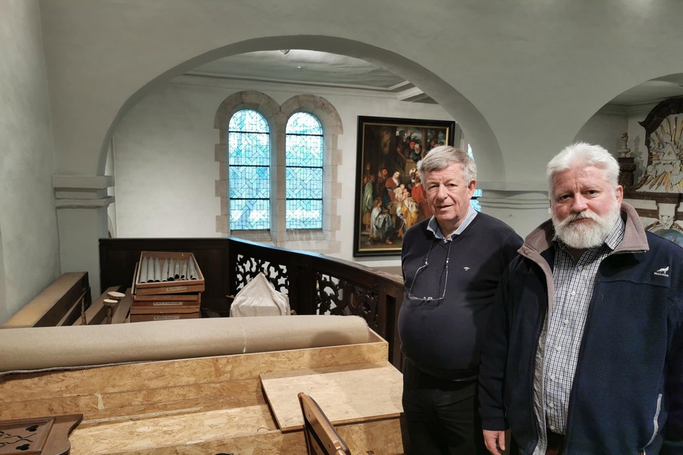 Pastoor Benoît Gobau en schepen Johan Forton bij het intussen gedemonteerde orgel.