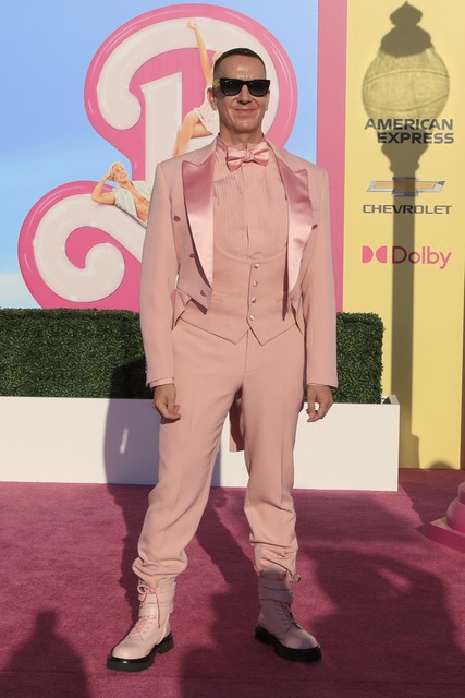 Billie Eilish Marries Y2K Menswear, Barbiecore at 'Barbie' Premiere – WWD