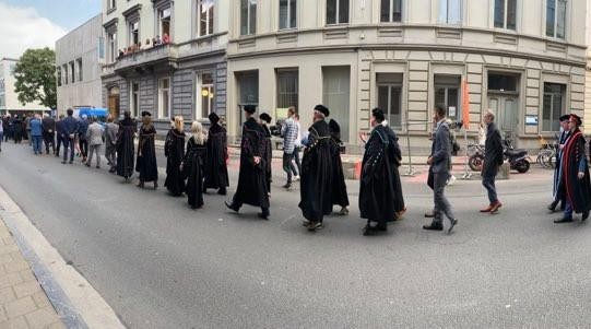 Stoet der Togati passeert de Sint-Pietersnieuwstraat