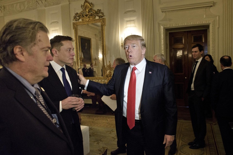 Trump naast Elon Musk in 2017. Ook toenmalig adviseur Steve Bannon (links) was van de partij.