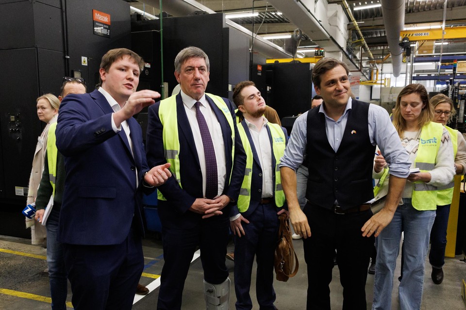 Vlaams minister-president  Jan Jambon kreeg maandag een rondleiding onder gezelschap van BMT Aerospace CEO Benoit Reynders (rechts zonder fluohesje).