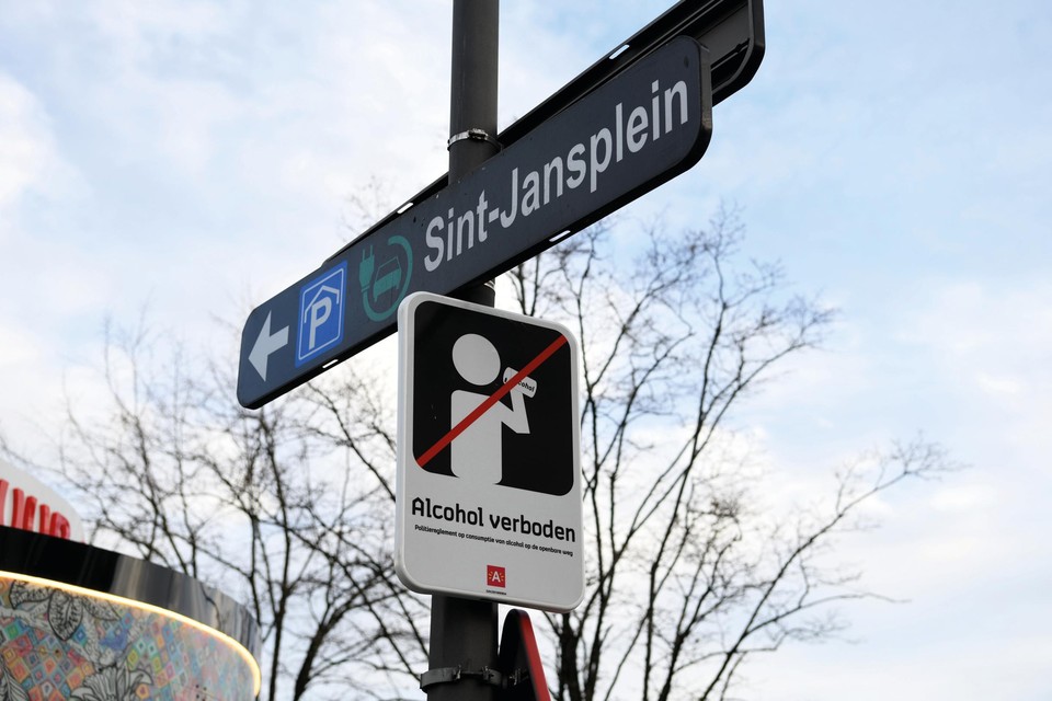 Sinds 1 januari geldt op het Sint-Jansplein een alcoholverbod. 