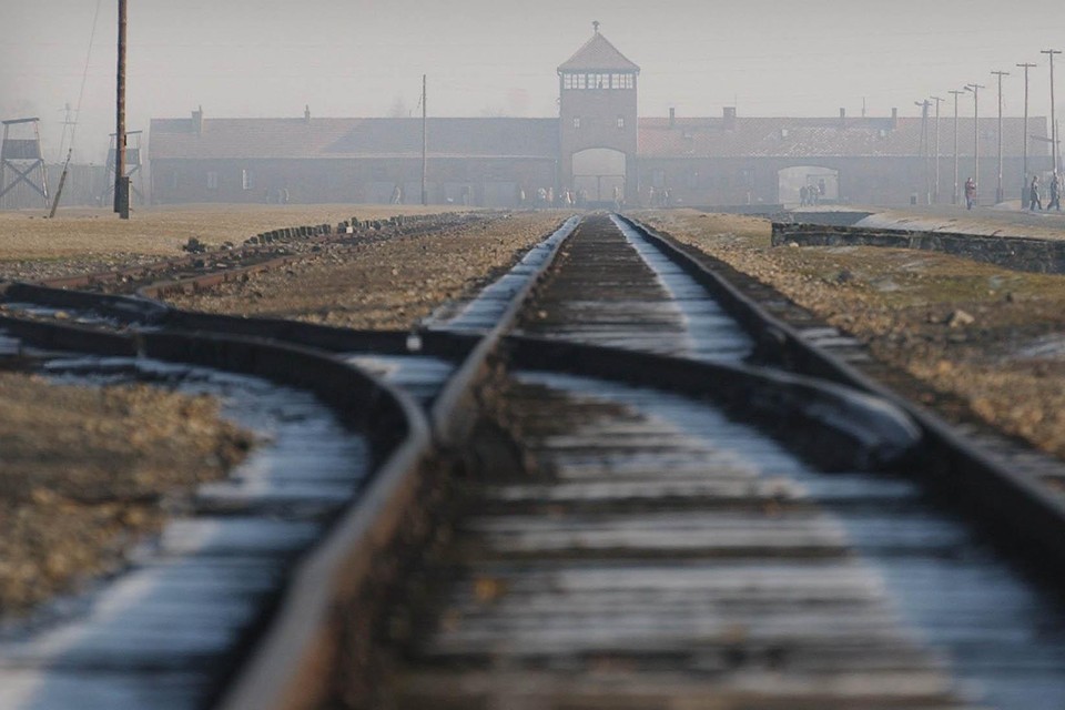 Het programma gebruikte een foto van Auschwitz bij cijfers over het Nederlandse spoornetwerk.