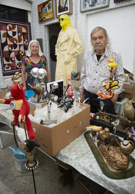 “In mijn atelier op zolder is het een grote chaos. Pas als ik mijn werken op een tentoonstelling zie, neem ik afstand en ontdek ik mijn werk”, vertelt Raymond Minnen.