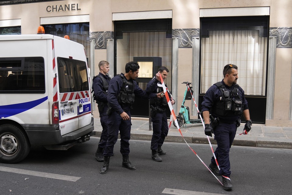 professioneel ongerustheid solide Gewapende overval op Chanel-boetiek in Parijs | Het Nieuwsblad Mobile