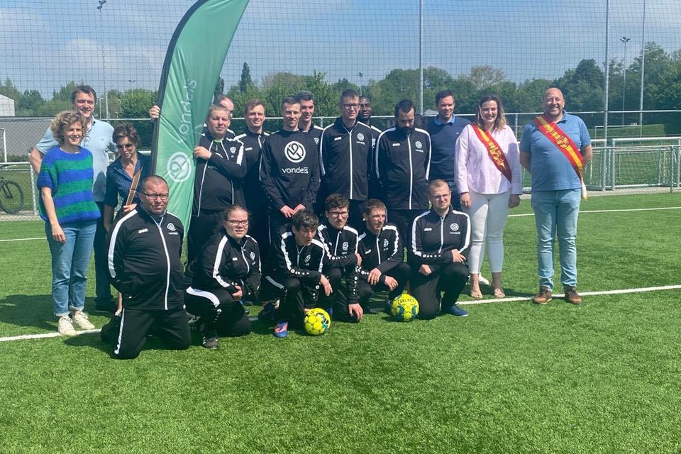 Op 13 mei verraste een delegatie van de studentenclub de voetbalploeg op hun training.