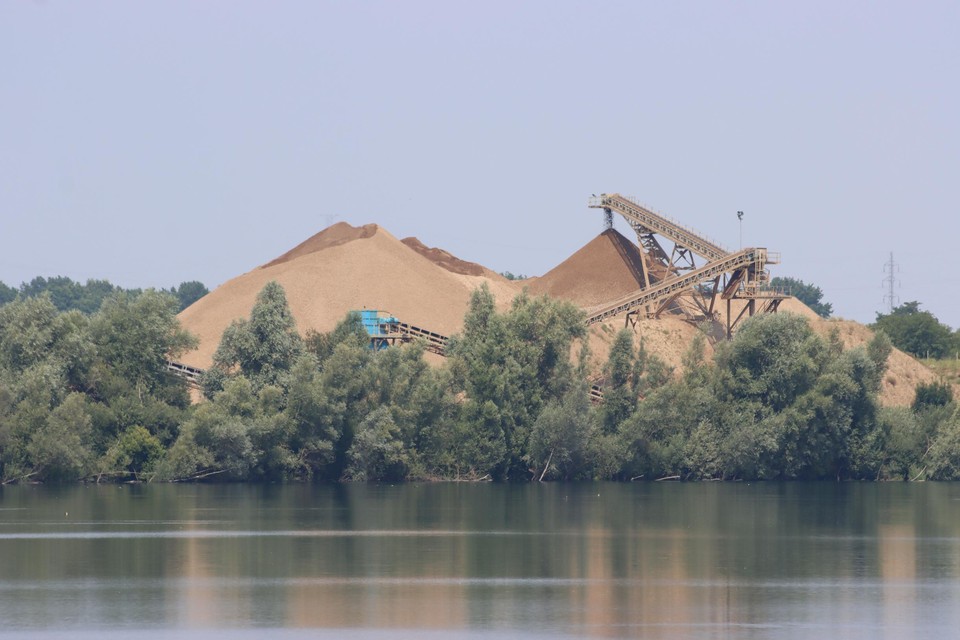 Waterplas de Meerheuvel in Rotem met in het panorama grindbedrijf Steengoed Projecten. Landbouwers mogen in de toekomst water putten in droge periodes om hun akkers te voorzien. In augustus start men met het aanbrengen van ondergrondse leidingen in Rotem, Elen en Heppeneert.