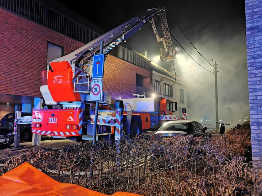 Onder meer met de ladderwagen viel brandweerpost Zottegem de uitslaande woningbrand aan.