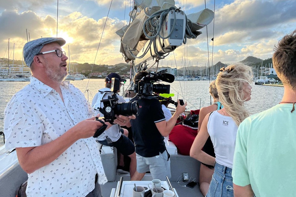 Regisseur Koen Warlop (links) en zijn crew zie je nooit in beeld tijdens ‘Over de oceaan’, maar ze zitten we degelijk op hetzelfde schip.