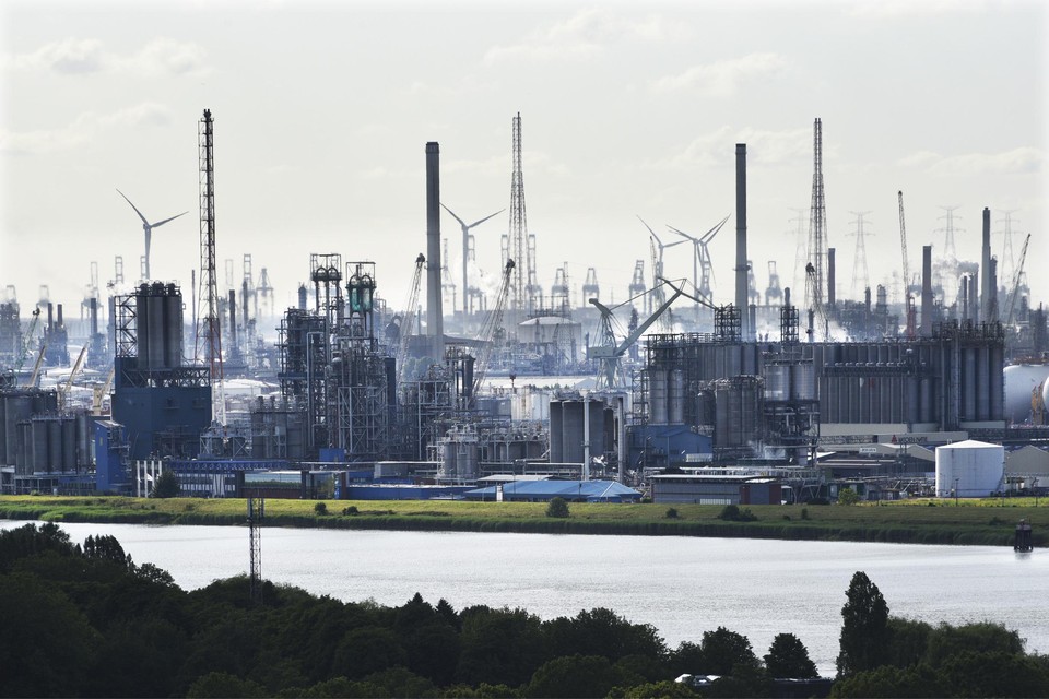 Chemische fabrieken in het Antwerpse havengebied. 
