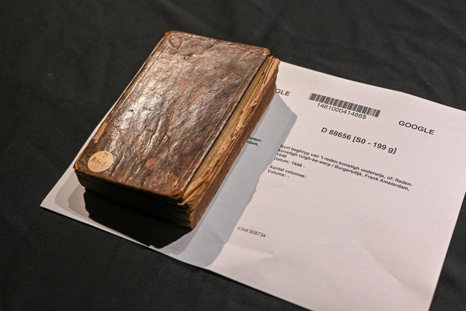 Elke titel, zoals dit werk over onderwijs uit 1646, krijgt een unieke barcode. “Een zeer energie- en tijdrovend project”, zegt An Renard, directeur van de Erfgoedbibliotheek. 
