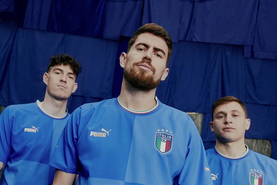 Geen WK, geen mooi shirt? Europees kampioen Italië speelt jaar met vierkanten op de borst | Het Nieuwsblad Mobile