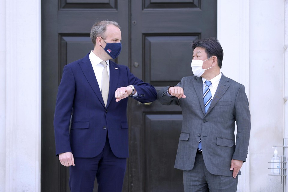 De Britse minister van Buitenlandse Zaken Dominic Raab met zijn Japanse collega. 