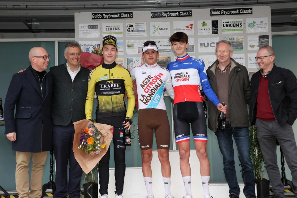 Steffen De Schuyteneer won solo de rit in lijn voor Lars Vanden Heede en de Fransman Antoine L’hote.