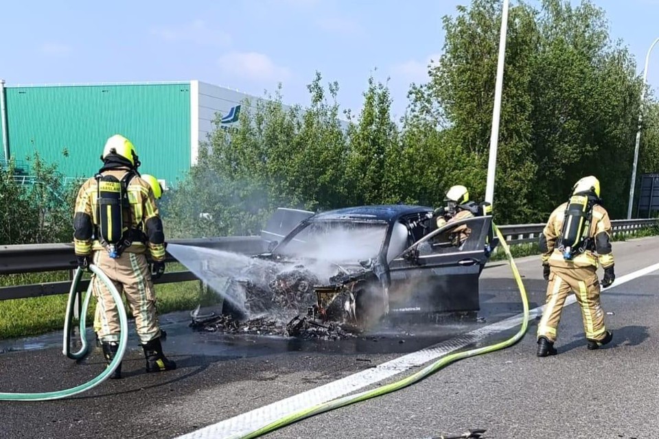 De BMW brandde uit op de pechstrook.