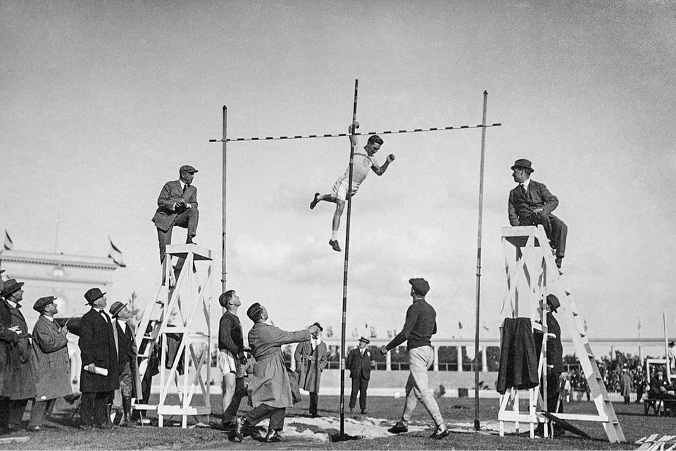 De Amerikaan Frank Foss won het polsstokspringen met een sprong – zonder opvangkussen! – over 4,09 meter.