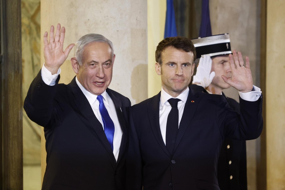 Benjamin Netayanhu (links) bezocht Emmanuel Macron (rechts) in Parijs.