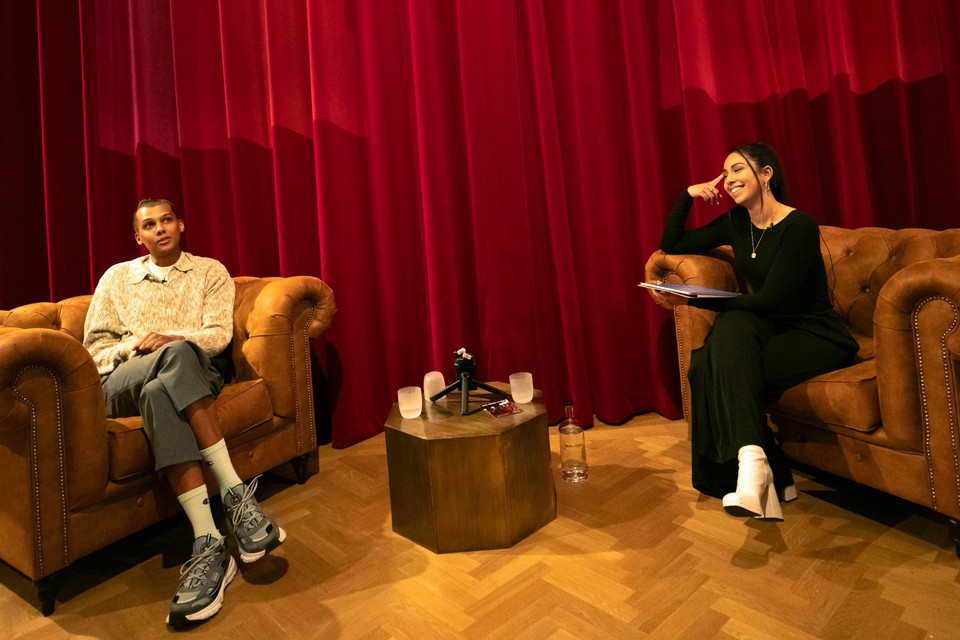 Tijdens een babbeluurtje in Brussel sprak Stromae de pers toe, met Danira Boukhriss als moderator. 
