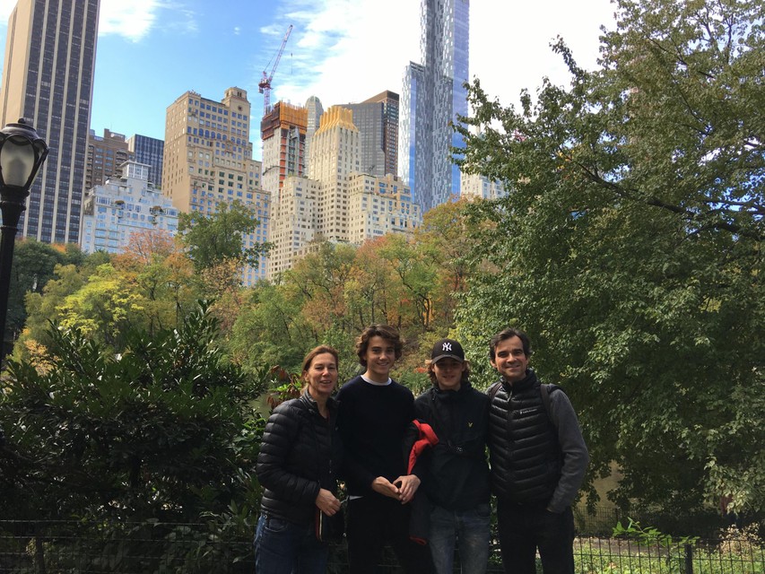 Marion, Timothy, Daryl en Aristide in Central Park, enkele uren voor de aanslag die hun leven zou veranderen. 