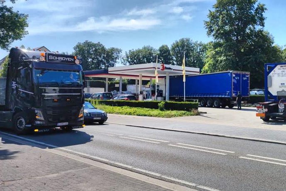 Het ergert de buurtbewoners dat het tankstations zelfs zonder vergunning blijft draaien.