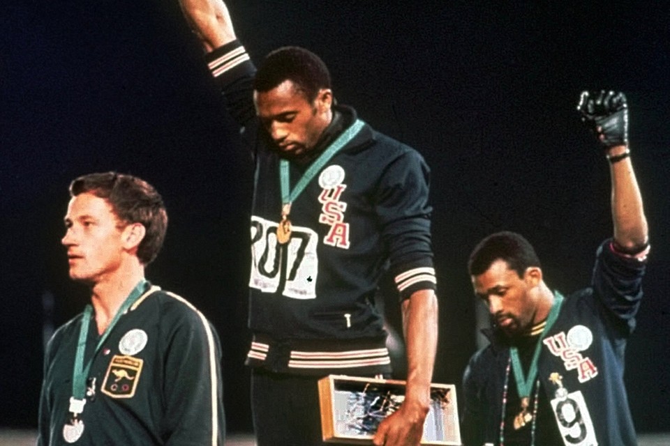 De Amerikaanse atleten Tommie Smith en John Carlos protesteerden met zwarte handschoenen tegen racisme op de Spelen van 1968 in Mexico City