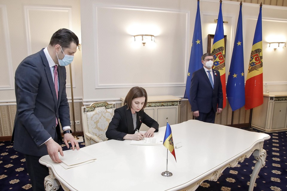 Tijdens een officiële bijeenkomst ondertekende de president de papieren om de toetreding aan te vragen 