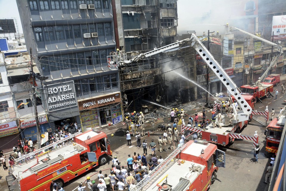 De brand verspreidde naar de omliggende gebouwen.