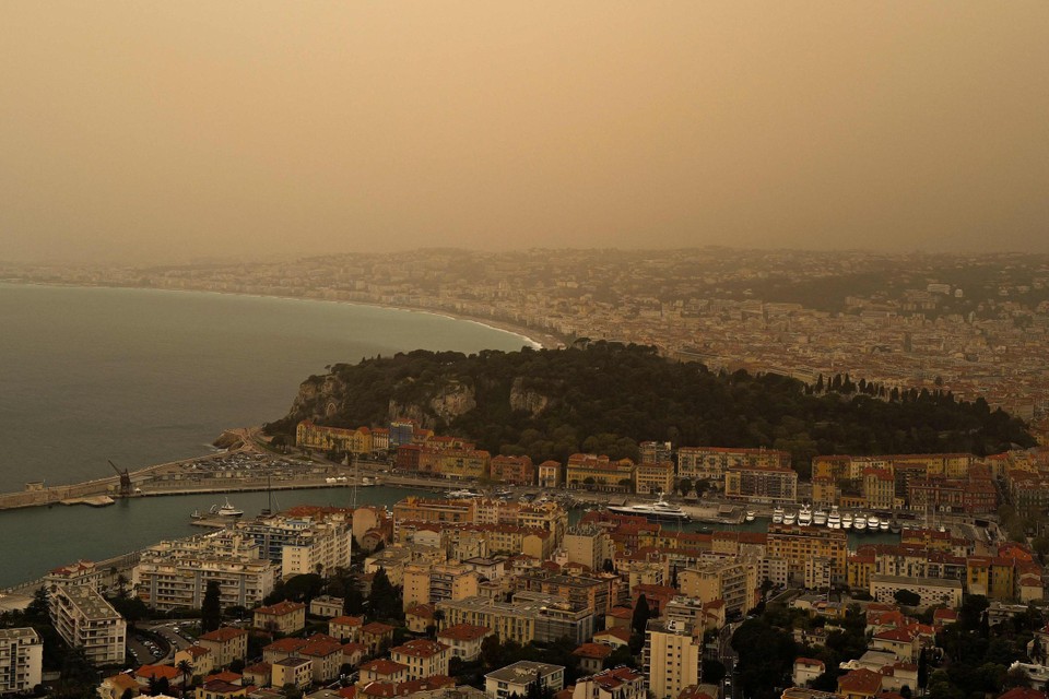 Een stofwolk boven de Franse stad Nice