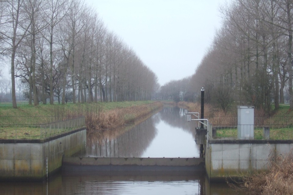 Het Leopoldkanaal bij Sint-Laureins. 