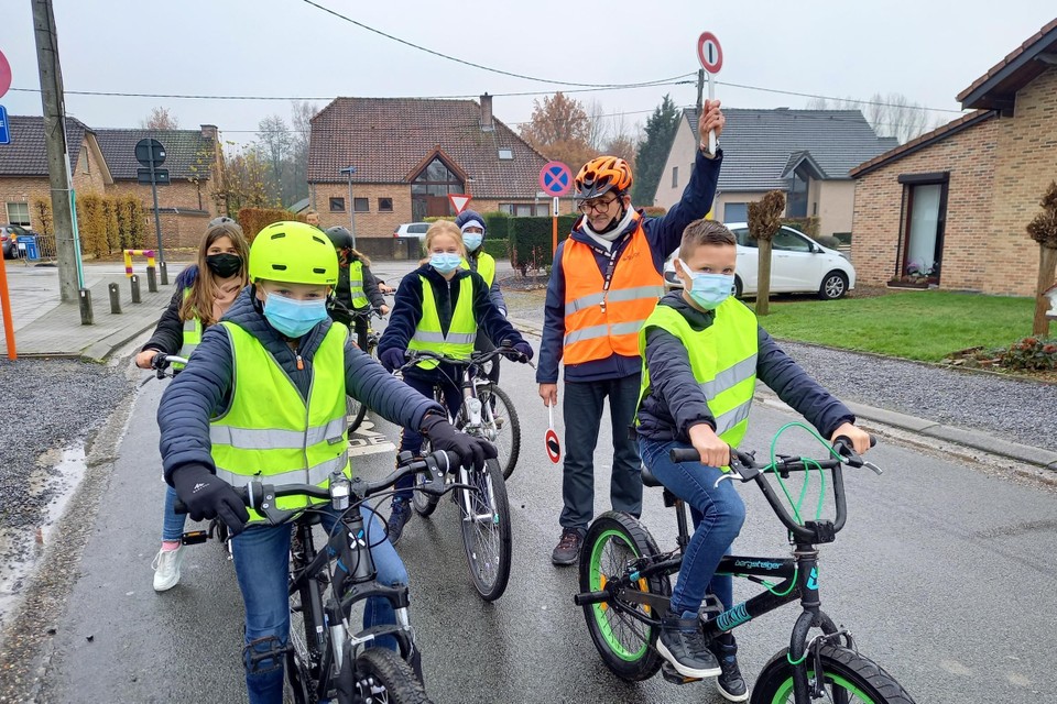 De leerlingen van basisschool De Driesprong in Bilzen kregen verkeersles van gewezen verkeerscoördinator Raymond Collings van de politiezone Bilzen-Hoeselt-Riemst. 