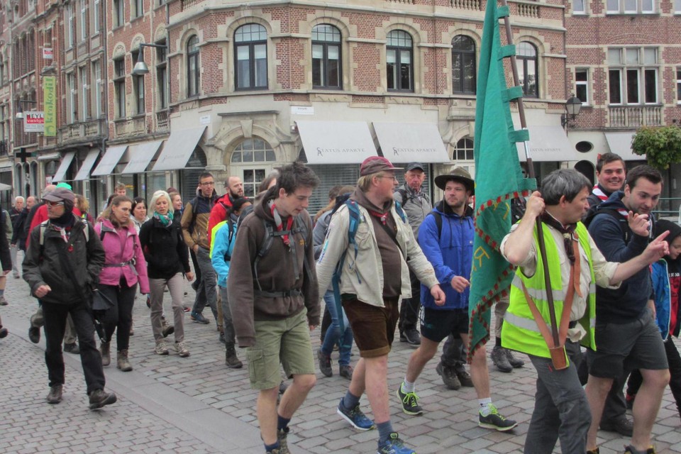 Wandelaars van alle leeftijden en verenigingen stappen op de eerste zondag van mei van Antwerpen naar Scherpenheuvel.
