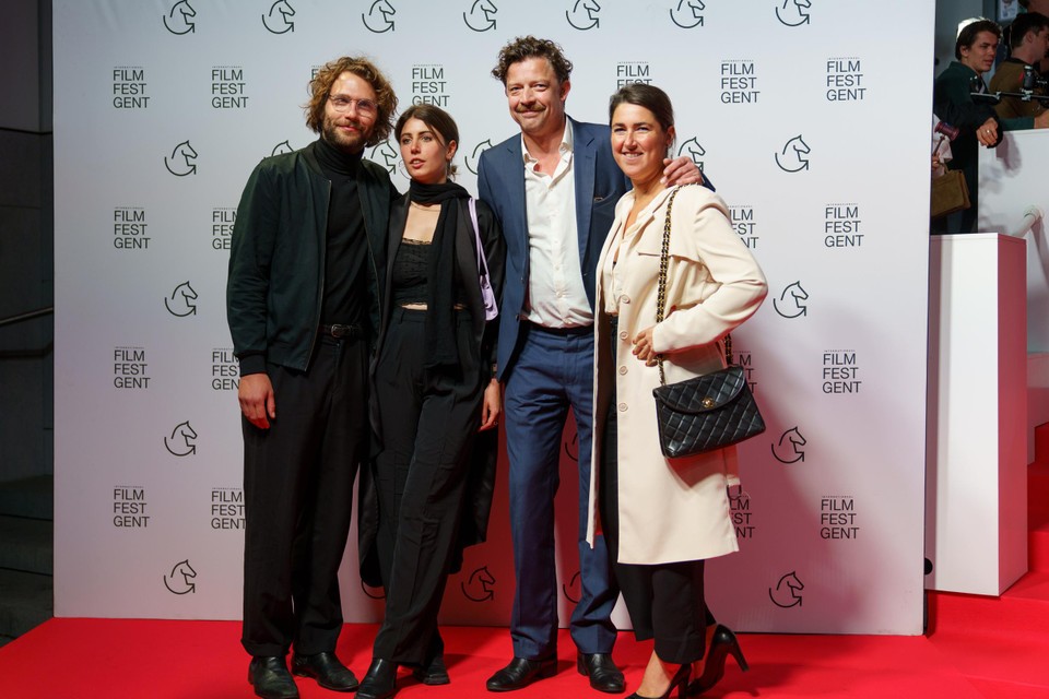 “Another premiere as it should be, that was a long time ago”, said actor Ben Segers (second from right) with his wife Lenny Van Wesemael (far right). 