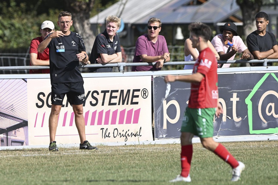 Coach Sandy Casieris, hier naast de lijn tegen Voorde-Appelterre, blikt na de eerste dertien matchen tevreden terug over de competitie. 