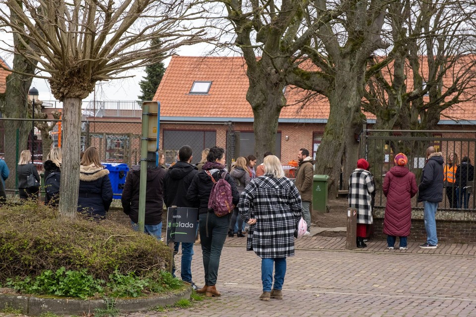 Ouders troepen samen aan de schoolpoort van de Sint-Vincentschool in Ekeren. Gisterennamiddag raakte een elf-jarig jongetje zwaargewond toen hij terechtkwam onder een omgevallen muur op de speelplaats.