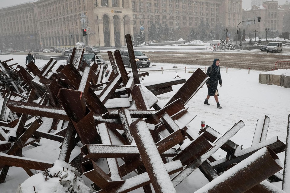De antitank-constructies in Kiev onder een laagje sneeuw. 