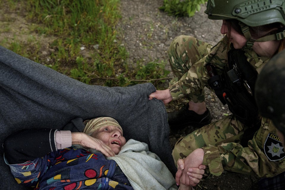 Een vrouw wordt geëvacueerd na een Russische luchtaanval.