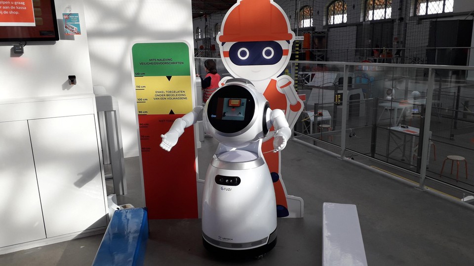 Un robot te da la bienvenida a Robotland.  Esto fue inmediatamente sorprendente para los niños. 