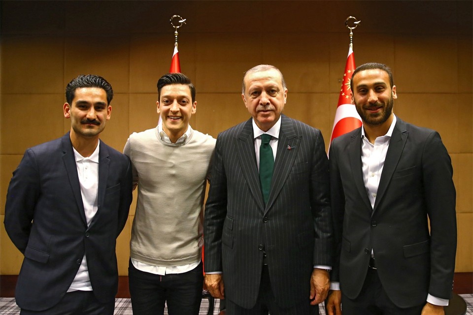 De foto waarmee de miserie voor Özil begon. Poseren met Turks president Erdogan bleek enkele jaren geleden geen goed idee. 
