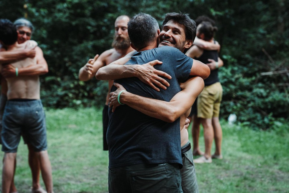 Wat mannen onder meer leren op het Mannenfestival: de kracht van een knuffel.