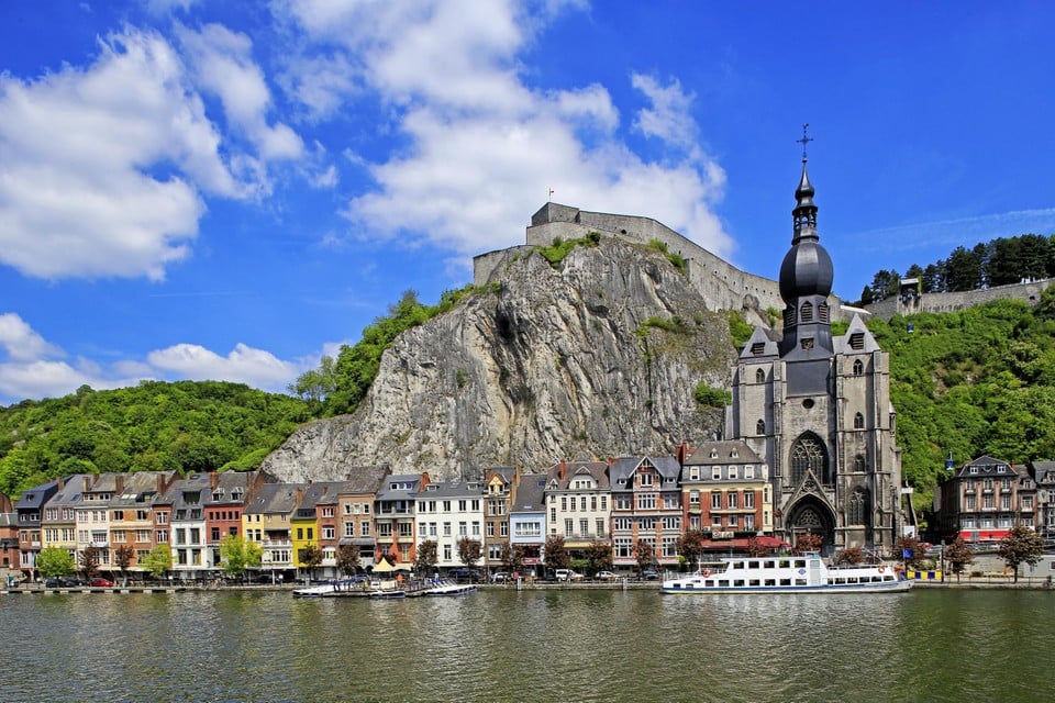 Man in a hunger strike hangs on fence on the Rock Wall Citadel from Dinant