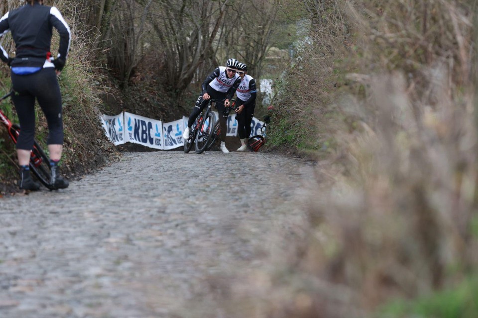 Het moment waarop Tadej Pogacar voet aan de grond moet zetten.