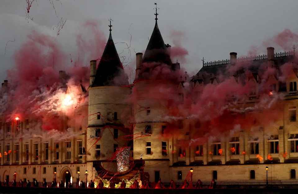 Een dramatisch spektakel, verwijzend naar de Franse Revolutie.