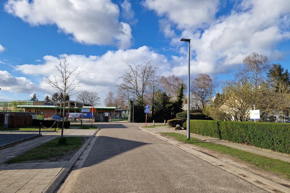 Rode Kruislaan is een fiets- en schoolstraat naar basisschool Go! Invento De Brug in Sint-Job. Die wordt in een rode kleur geherasfalteerd.