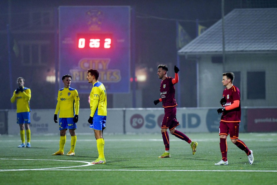 Yentl Van De Velde viert zijn treffer met FC Lebbeke in Merksem tegen City Pirates. 
