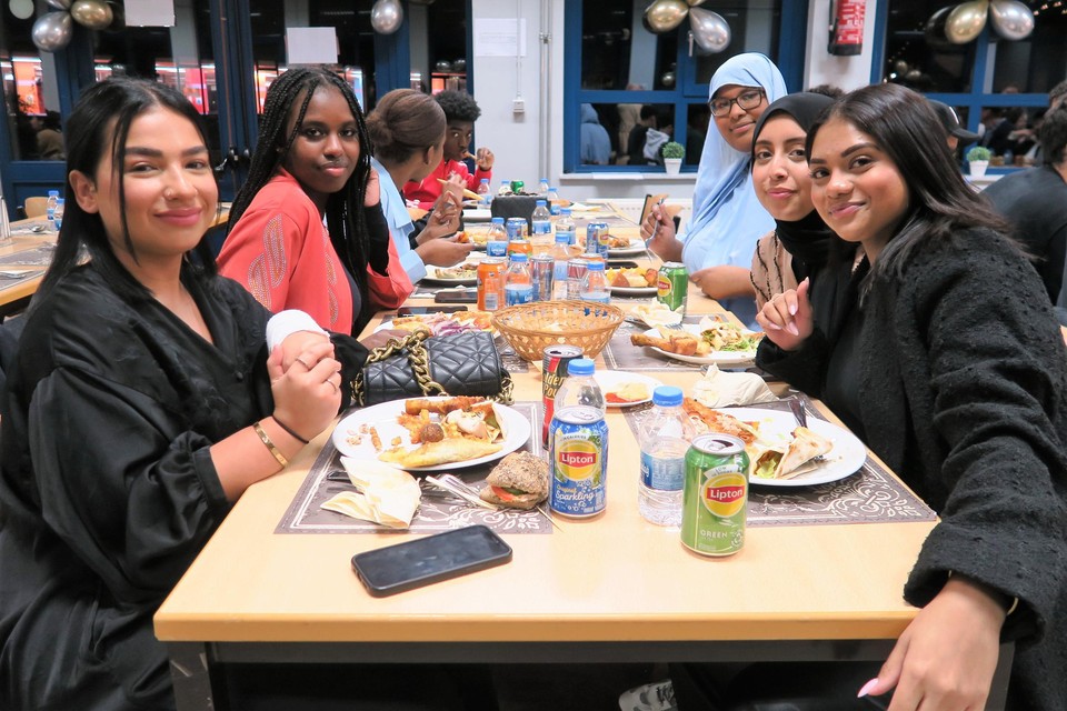 Gezellig samen aan tafel na zonsondergang, vanuit alle hoeken van de wereld. Atheneum Schoten vierde iftar met moslimleerlingen en niet-gelovigen.