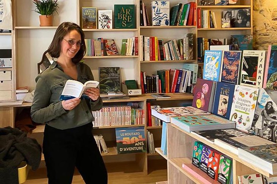 Elise Martens in haar boekenwinkel in Frankrijk.