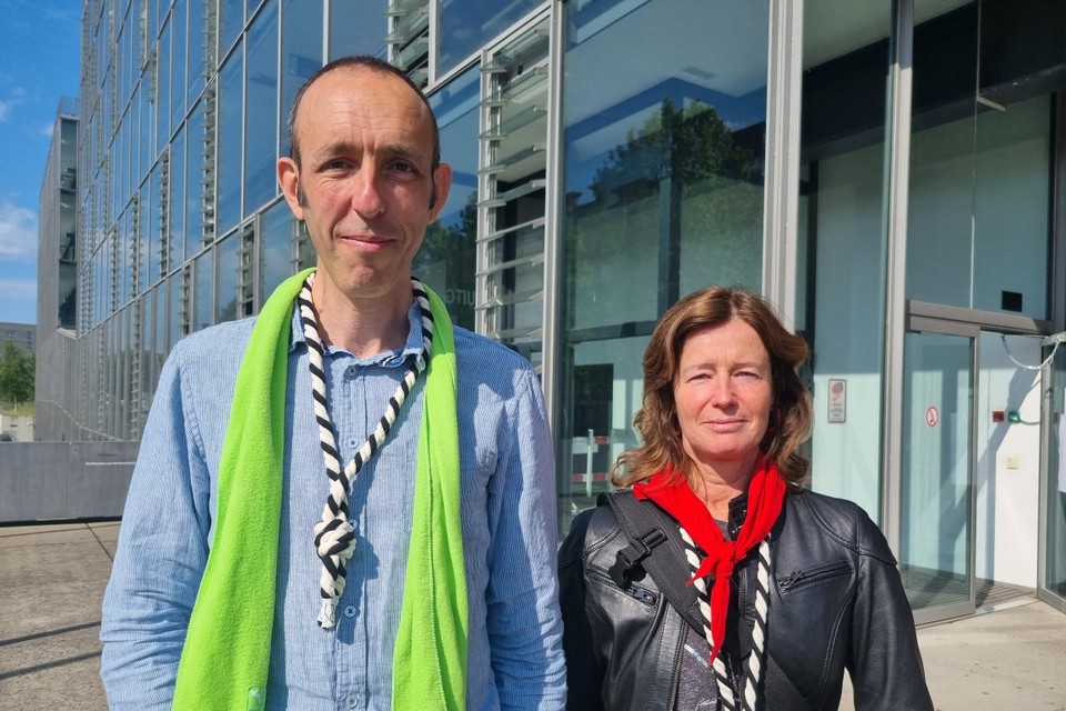 Sebbe Vandeputte (ACV) en Angeline Van Den Rijse (ABVV) voor de Gentse rechtbank dinsdag 