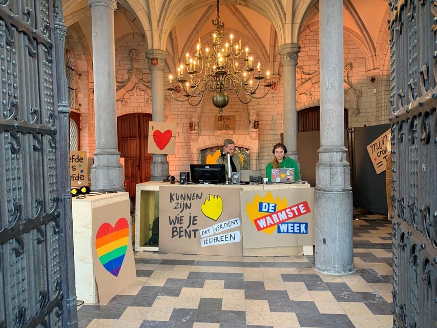 De bekende dj’s Peter Van de Veire en Fien Germijns lanceerden De Warmste Week tijdens een ochtendshow vanuit het stadhuis.