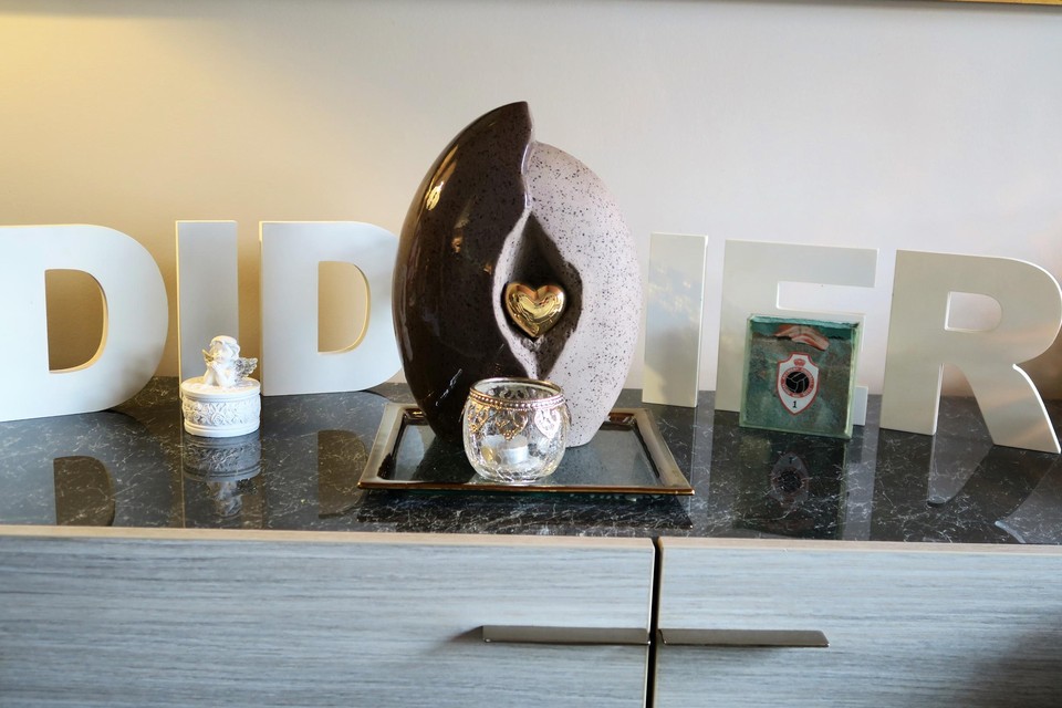 De urne met de as van Didier heeft een prominente plek in de woonkamer van Micheline.