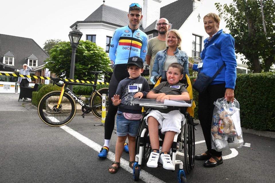 Van Aert ging op de foto met het hele gezin van Noah.